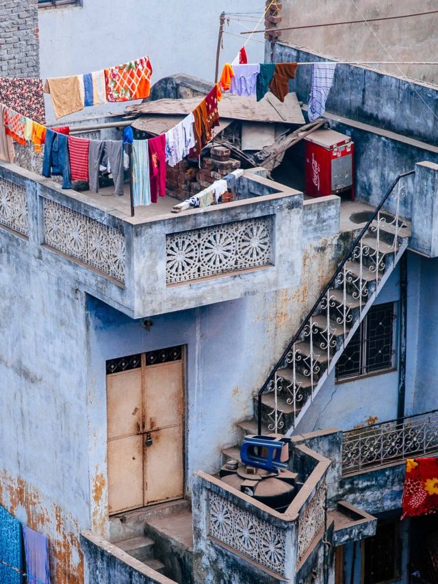 बरकत उड़ा देंगी छत पर रखी ये 3 चीजें, घर से चली जाएगी खुशहाली