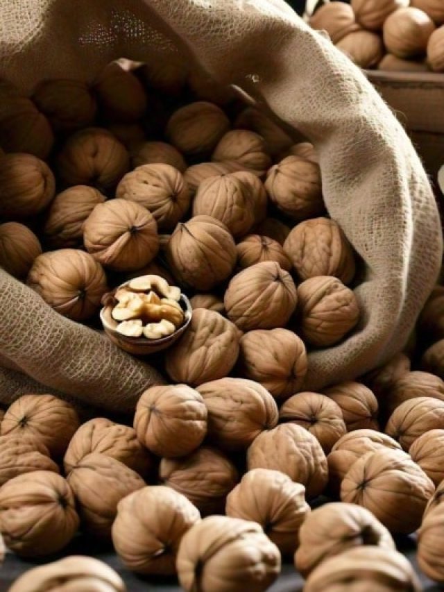 अखरोट तोड़ने में आता है आलस? ये आसान ट्रिक्स दूर करेंगी आपकी सारी टेंशन