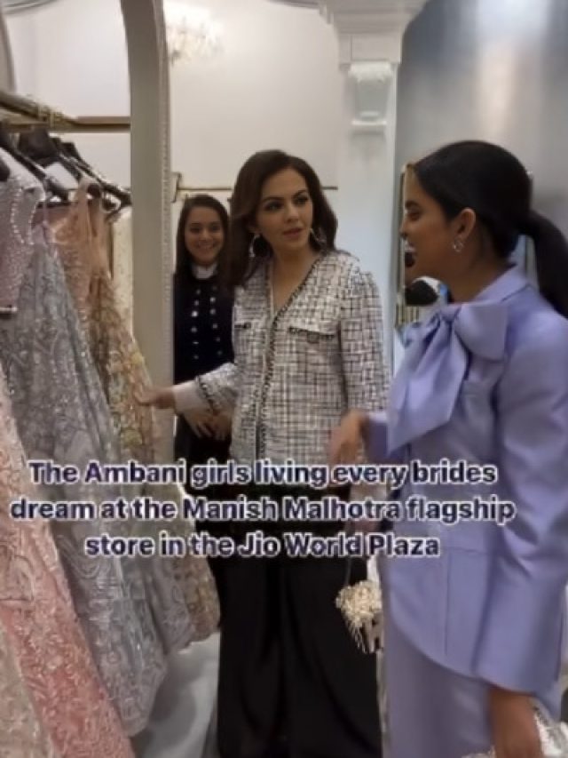 'ले लो, ले लो...', ईशा अंबानी को लहंगा खरीदवाने पर तुले मनीष मल्होत्रा-ओरी, नीता भी दिखीं साथ