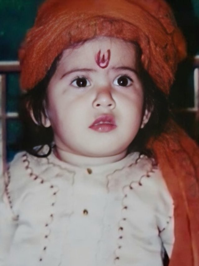 फोटो में दिख रही ये छोटी सी बच्ची है मशहूर कथावाचक, एक कथा के लेती हैं लाखों रुपये