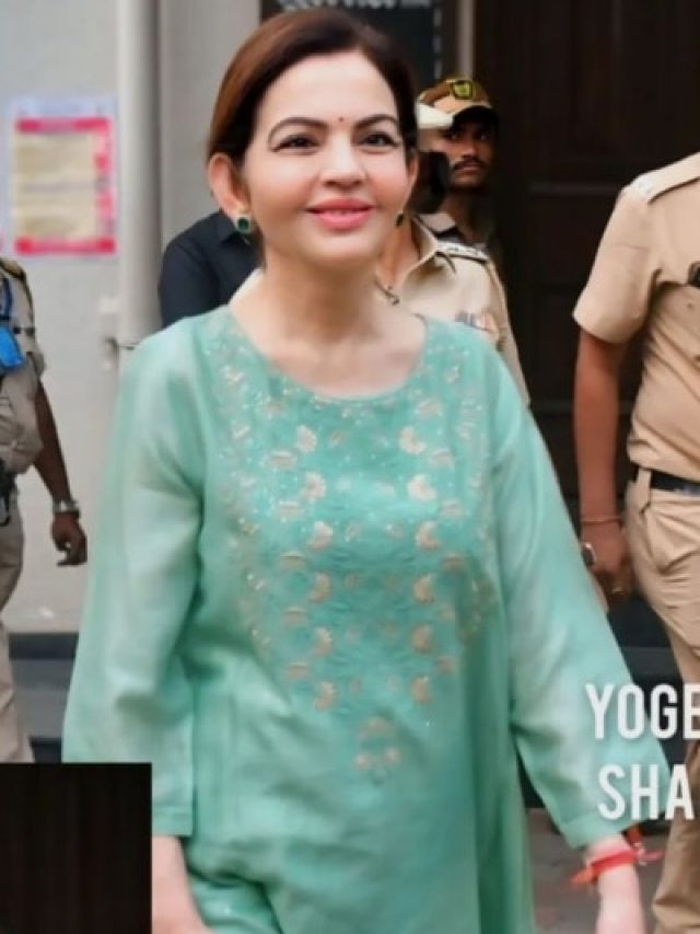 ग्रीन सलवार-सूट में नीता अंबानी का रॉयल लुक, बड़ी बहू श्लोका भी आईं नजर