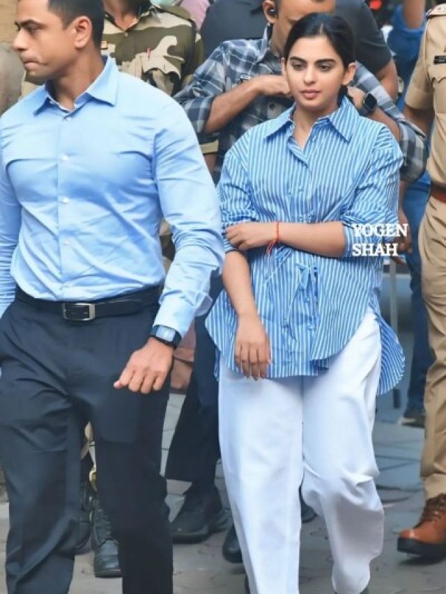 बॉडीगार्ड्स की घेराबंदी में निकलीं ईशा अंबानी, छाया सिंपल लुक