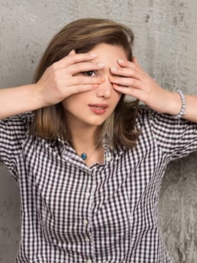 किस विटामिन की कमी से फड़कती है आंख? जानिए