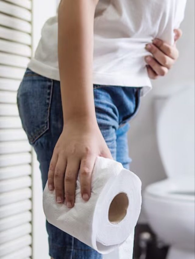 टॉयलेट में घंटों बैठने के बाद भी नहीं होता पेट साफ? चाय में मिलाकर पी लें ये चीज