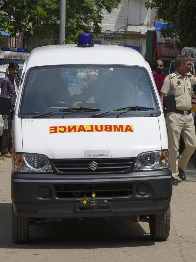 एंबुलेंस पर उल्टा क्यों लिखते हैं AMBULANCE? समझ लें इसके पीछे का साइंस