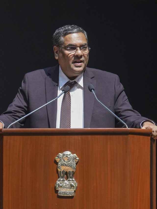 भारत के मुख्य न्यायाधीश की लाखों में सैलरी, बंगला गाड़ी समेत मिलती हैं ये सुविधाएं