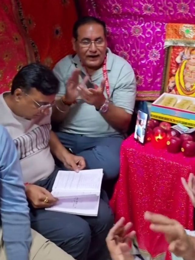 चलती ट्रेन में भक्तों ने सजाया माता का दरबार, भजन-कीर्तन का वीडियो हुआ वायरल
