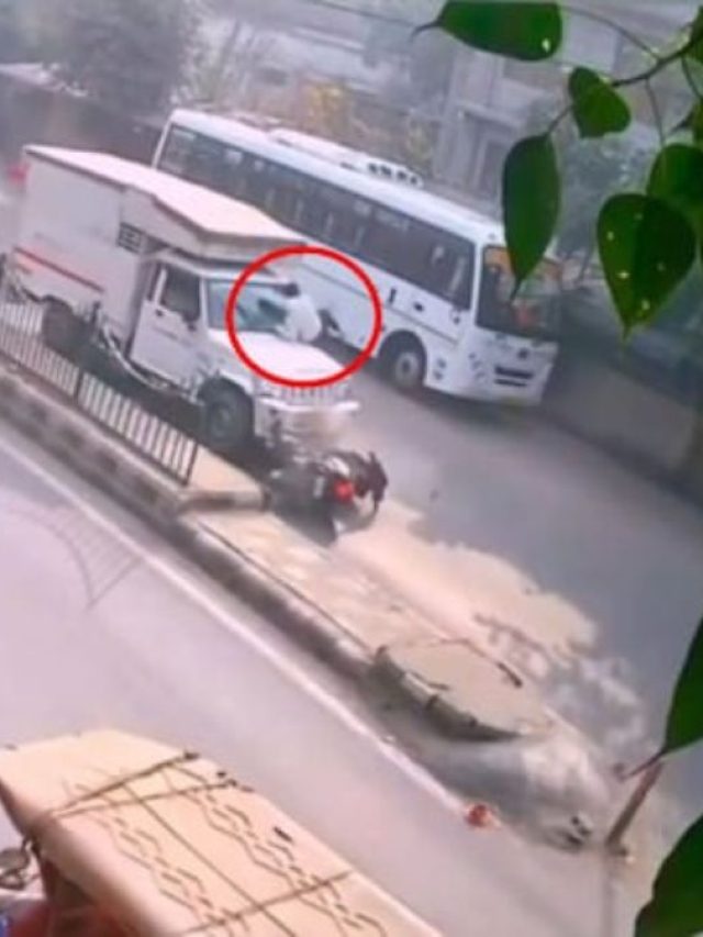 डिवाइडर से टकरा हवा में उछला स्कूटी सवार, सीधे बोलेरो के बोनट पर गिरा