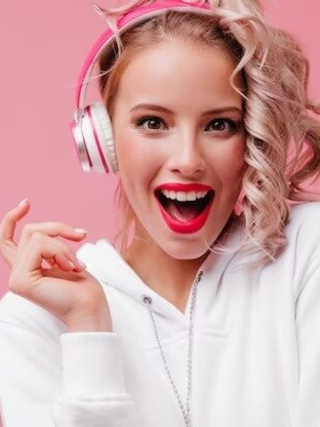 নিয়মিত হেডফোনে গান শোনার অভ্যাস, কানে কী হচ্ছে জানেন?