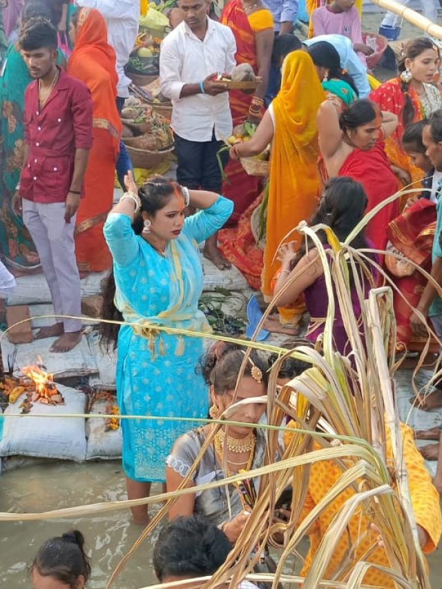 छठ पूजा के आखिरी दिन आज उगते हुए सूर्य को दिया गया अर्घ्य! देखें खास तस्वीरें
