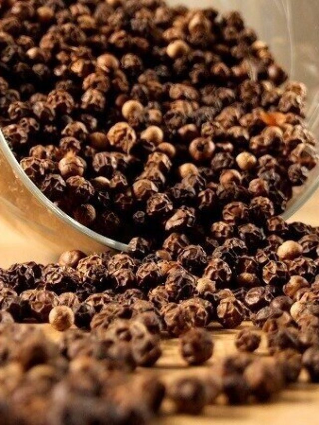 গোলমরিচ এভাবে খেলে শীতে কোনও রোগ স্পর্শ করবে না