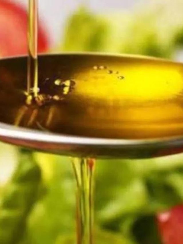 নারকেল তেলের  বোতলে ফেলুন এই পাতা, কুচকুচে কালো চুলের চাষ হবে