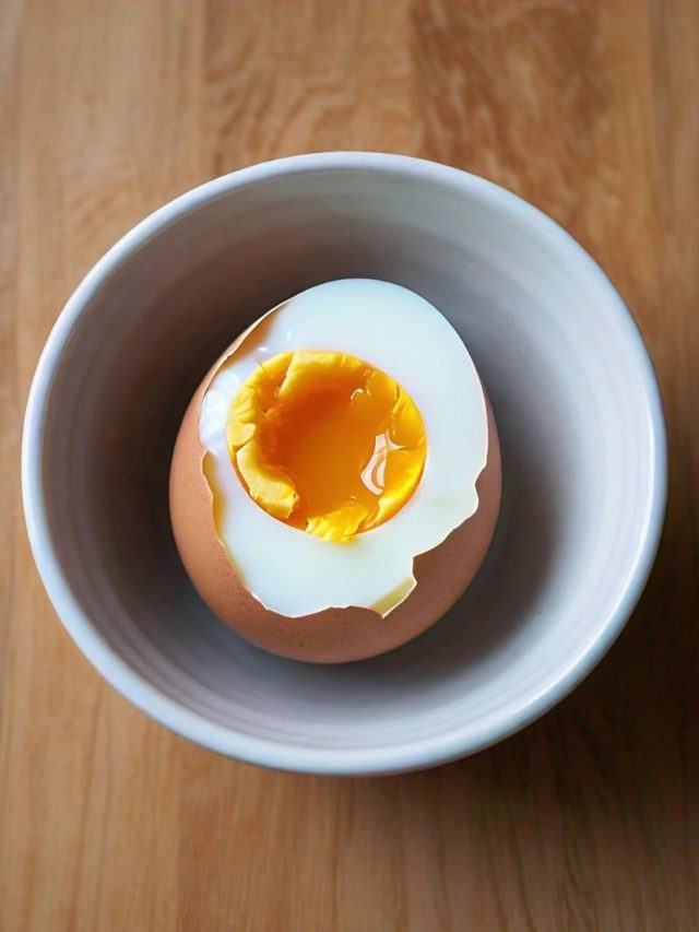 পারফেক্ট হাফ বয়েল ডিম বানাতে এই ট্রিক জেনে রাখুন