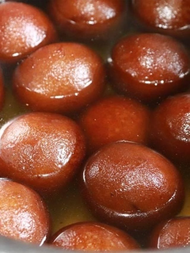 এভাবে বানান সুস্বাদু গুলাবজামুন, কেউ ধরতেই পারবে না মুড়ি দিয়ে বানানো