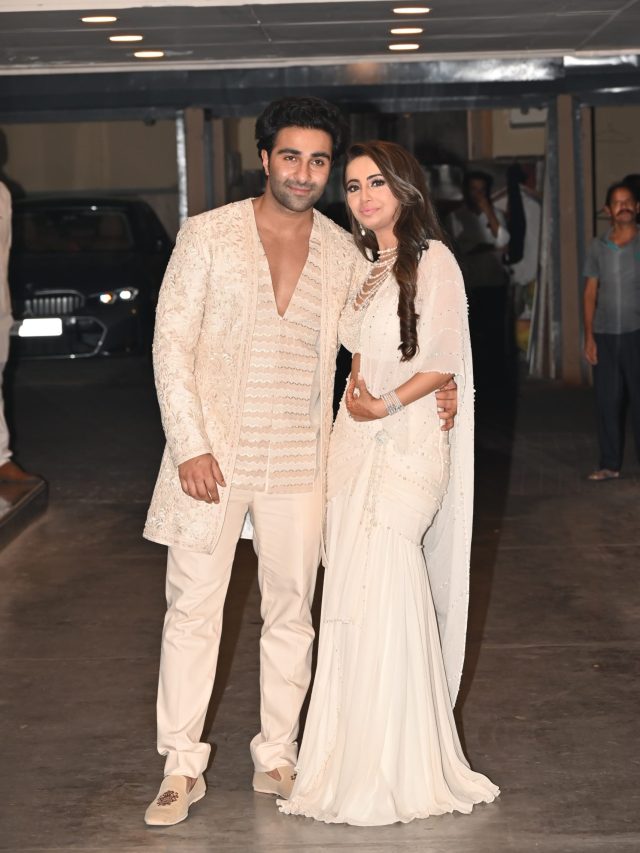 घुटनों पर बैठा कपूर खानदान का बेटा, मंगेतर को पहनाई रिंग-किया Kiss, मुस्कुराए मामा रणधीर