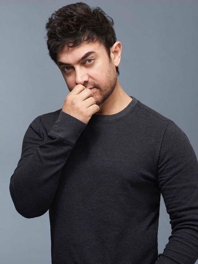 गणतंत्र दिवस: देशभक्ति के रंग में डूबे आमिर, तिरंगे को किया सलाम, गाया राष्ट्रगान, Video