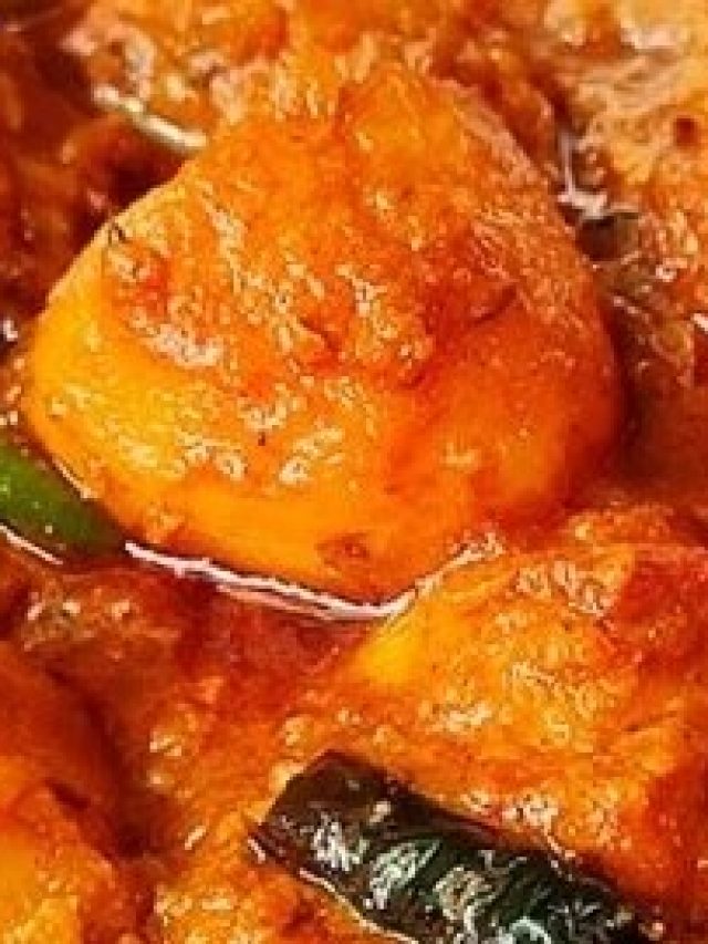 বাড়িতে এভাবে বানান আলুর দম, দোকানের মতো হবে টেস্টি