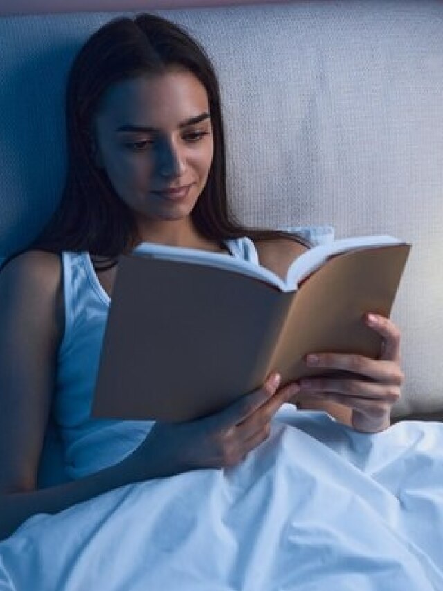 मेंटल हेल्थ के लिए कितना फायदेमंद है रात में सोने से पहले किताब पढ़ना? जान लीजिए