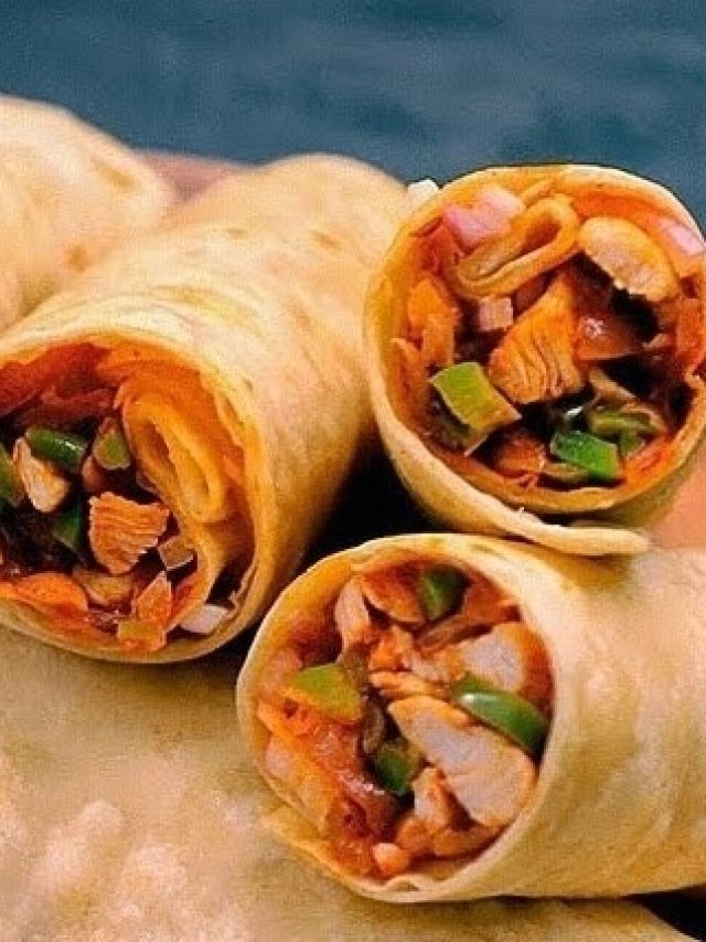 বাড়িতেই এভাবে বানান  চিকেন রোল, সময় লাগবে কয়েক মিনিট