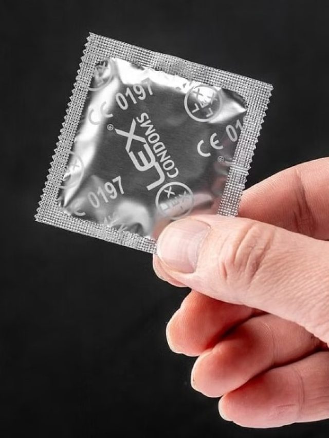 কন্ডোম ব্যবহার করে ভুল জায়গায় ফেলছেন না তো? সঠিক নিয়মটা শিখে নিন