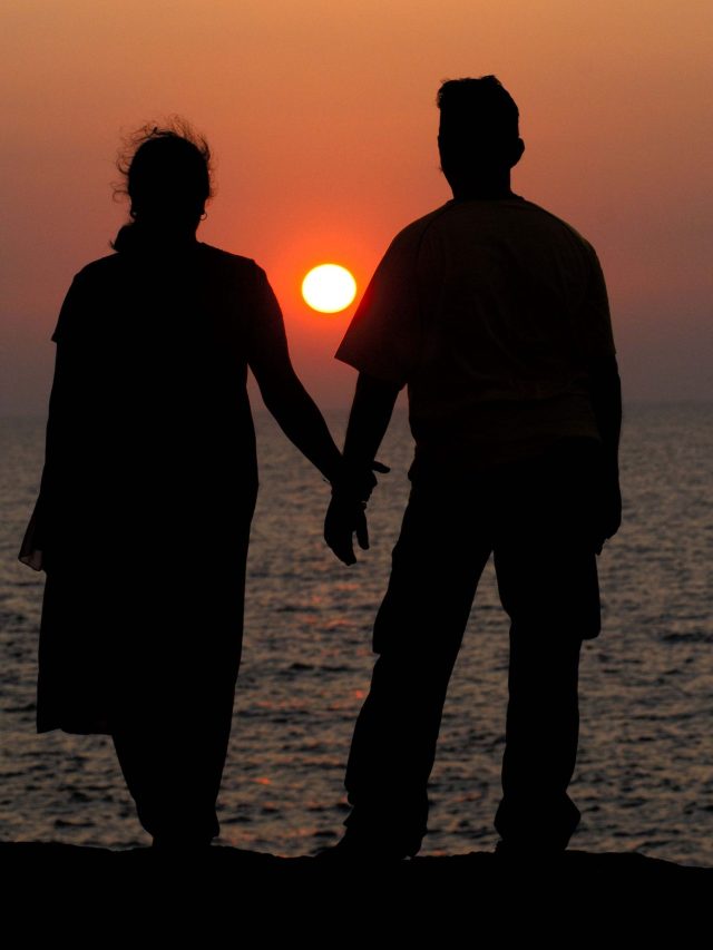 धोखा दे रहा आपका पार्टनर? जान लीजिए ये 7 बड़े संकेत