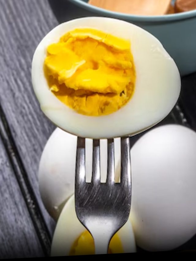 भूलकर भी अंडे का पीला हिस्सा (जर्दी) न खाएं ये लोग, खाने से पहले हो जाएं सावधान!