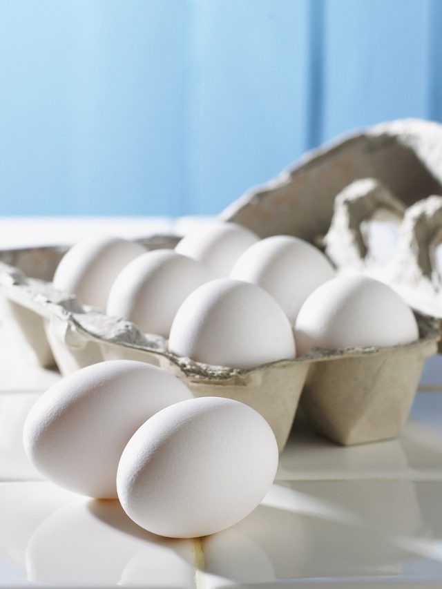 প্লাস্টিকের ডিম কিনছেন না তো? আসল নকলের ফারাক চিনুন ১ মিনিটে