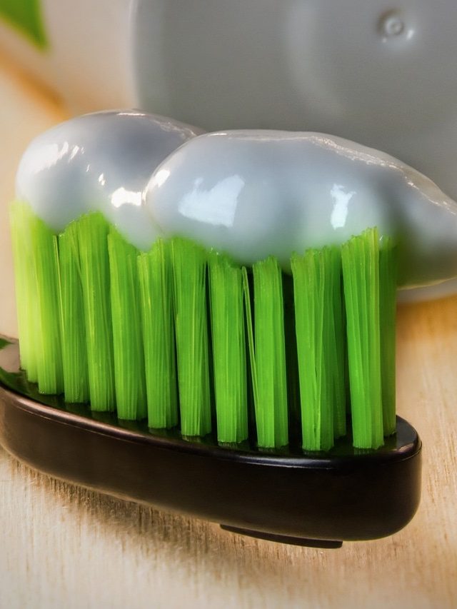 বাজারের প্রডাক্টে কেমিক্যাল, এভাবে সহজে বাড়িতেই বানিয়ে নিন টুথপেস্ট