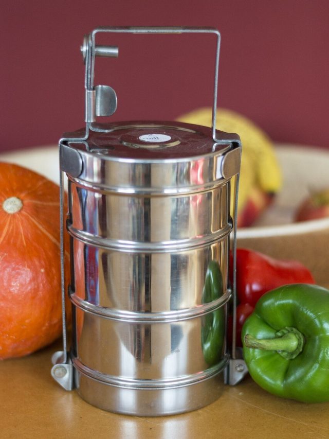 শক্তভাবে আটকে গেছে টিফিন বক্সের ঢাকনা? খোলার সহজ উপায়