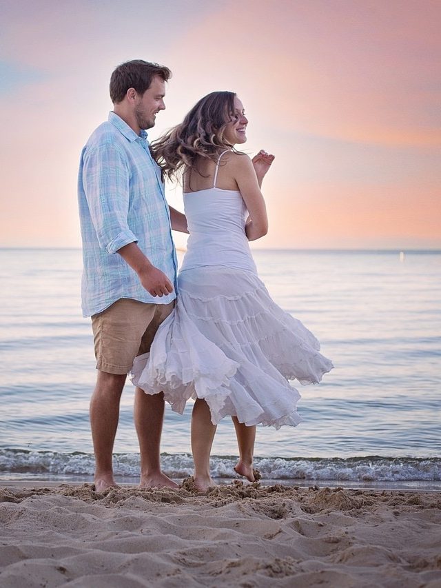 লিভ-ইন থাকবেন ভাবছেন? এই  সুবিধা-অসুবিধা জেনেই এগোন