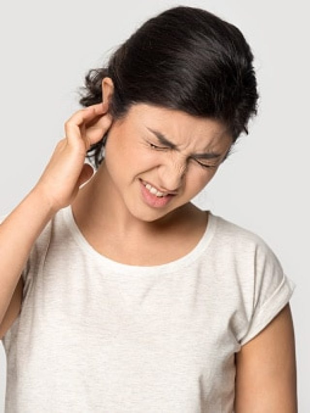 খোঁচাখুঁচি ছাড়ুন! কানে পোকা ঢুকলে এভাবে বের করুন