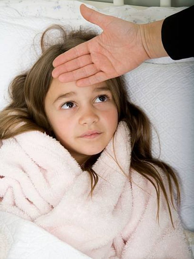 ঘরে ঘরে জ্বর, কখন অ্যান্টিবায়োটিক খাবেন-কখন প্যারাসিট্যামল?