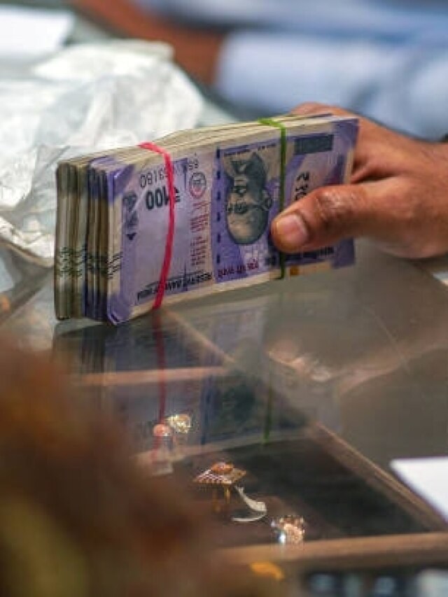 पैसों के साथ ये 3 चीजें रखने से घटती है धन-संपत्ति, कंगाल हो जाता है आदमी