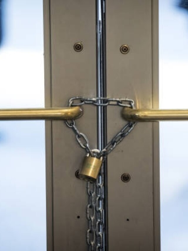 इन 3 दिशाओं में लगा दरवाजा बना देगा कर्जदार, बर्बादी से बचना है तो करें ये काम