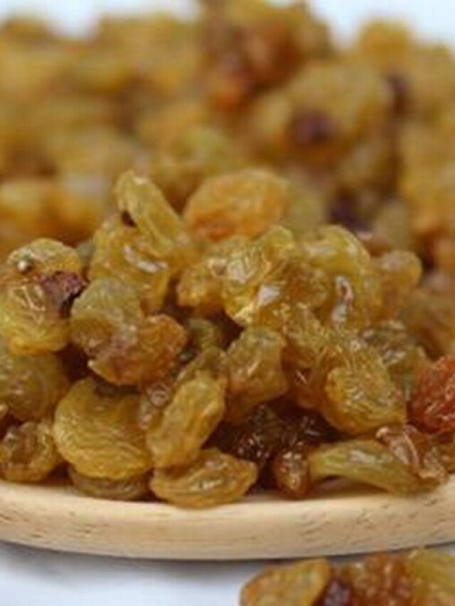 पेट अच्छे से साफ होने की बजाय हो जाएगा खराब, कहीं आप भी तो नहीं खा रहें ऐसे किशमिश