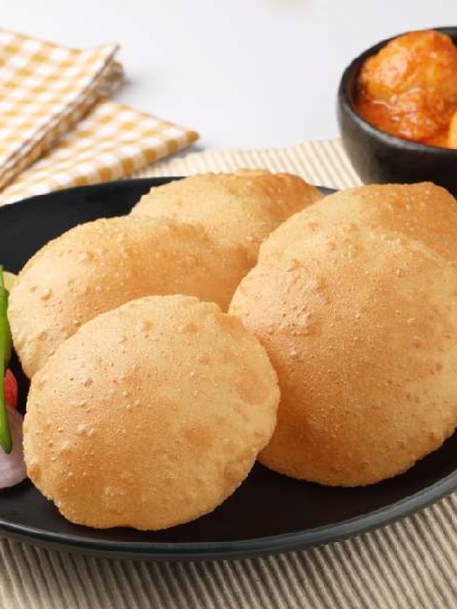 এমন ফুলবে ঠিক যেন ফুটবল, রইল পারফেক্ট লুচির ৪ কায়দা