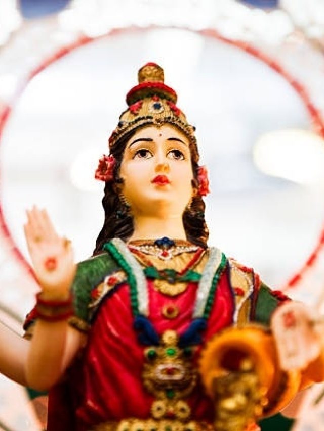 घर की बरकत उजाड़ देगी मां लक्ष्मी से जुड़ी ये गलती, आ जाएगी कंगाली