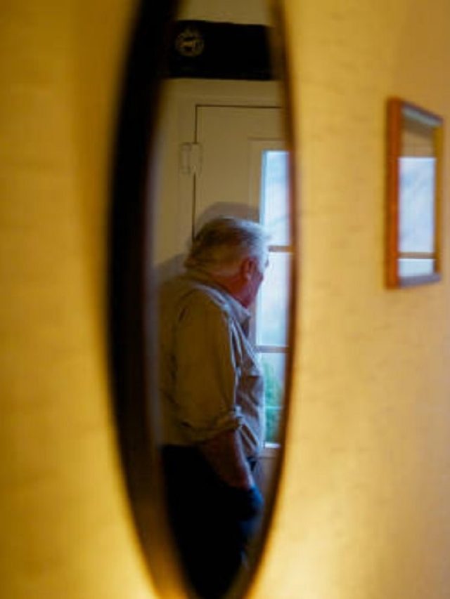 घर की इन 3 जगहों पर कभी न लगाएं शीशा, अमीर से अमीर भी हो जाएगा कंगाल