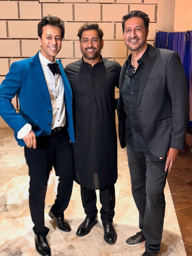 स्टेज के किनारे जाकर धोनी ने सिंगर से मिलाया हाथ, गाना सुनकर हुए इतने इम्प्रेस