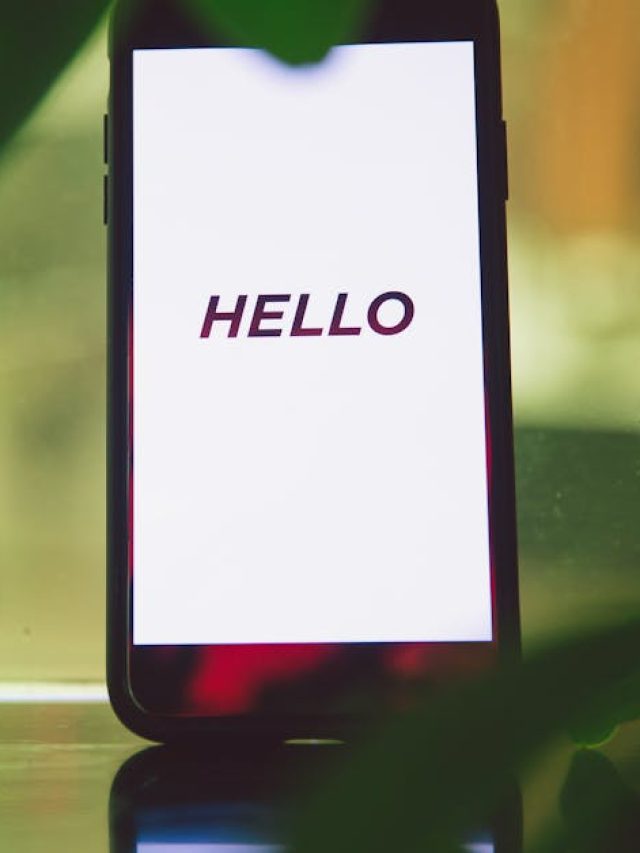 फोन पर 'HELLO' ही क्यों बोलते हैं? 99% लोगों को नहीं पता जवाब