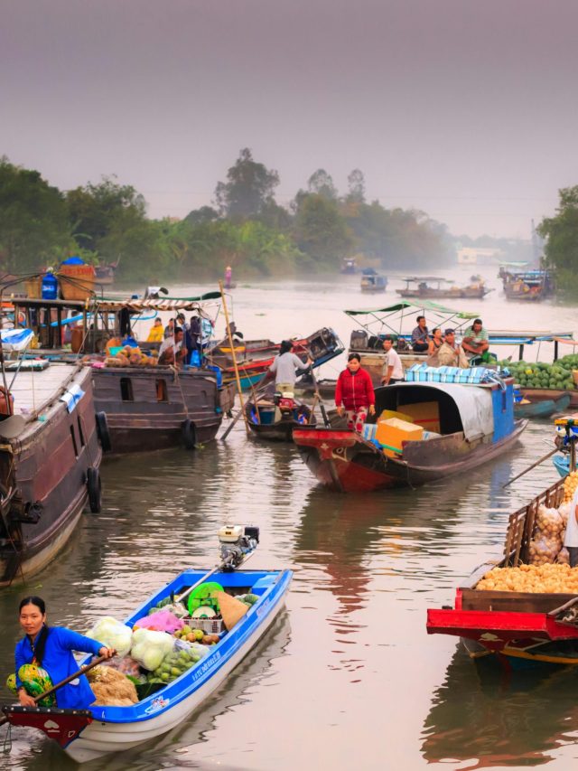 यहां लगता है पानी पर तैरता अनोखा बाजार! जानें कैसे होती है खरीदारी