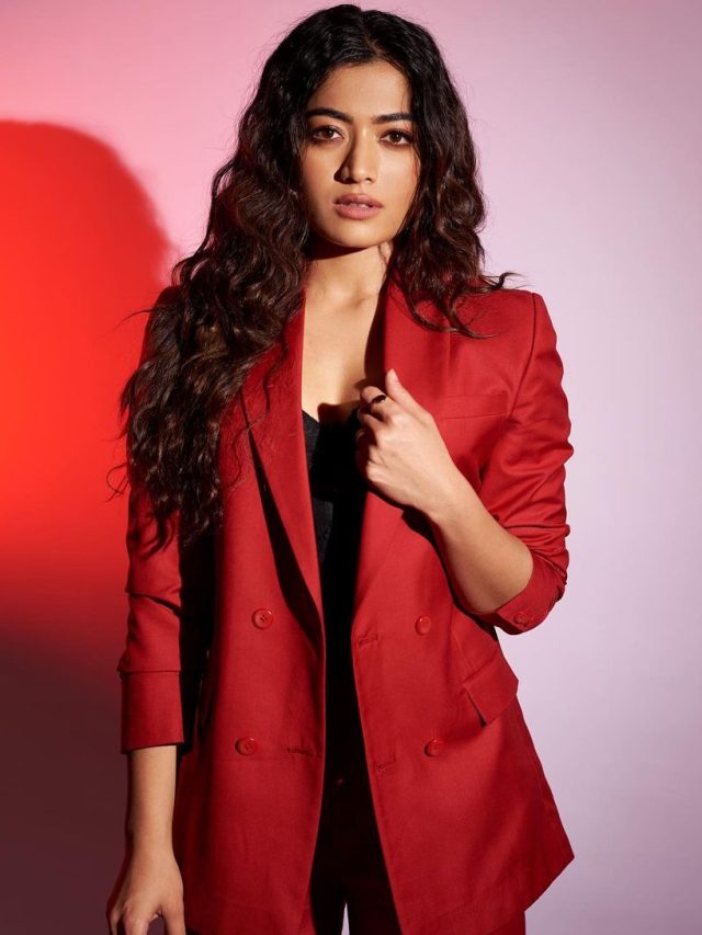 बॉयफ्रेंड की मां संग पुष्पा देखने पहुंचीं रश्म‍िका, विजय के ल‍िए पहनी 'राउडी' टीशर्ट!