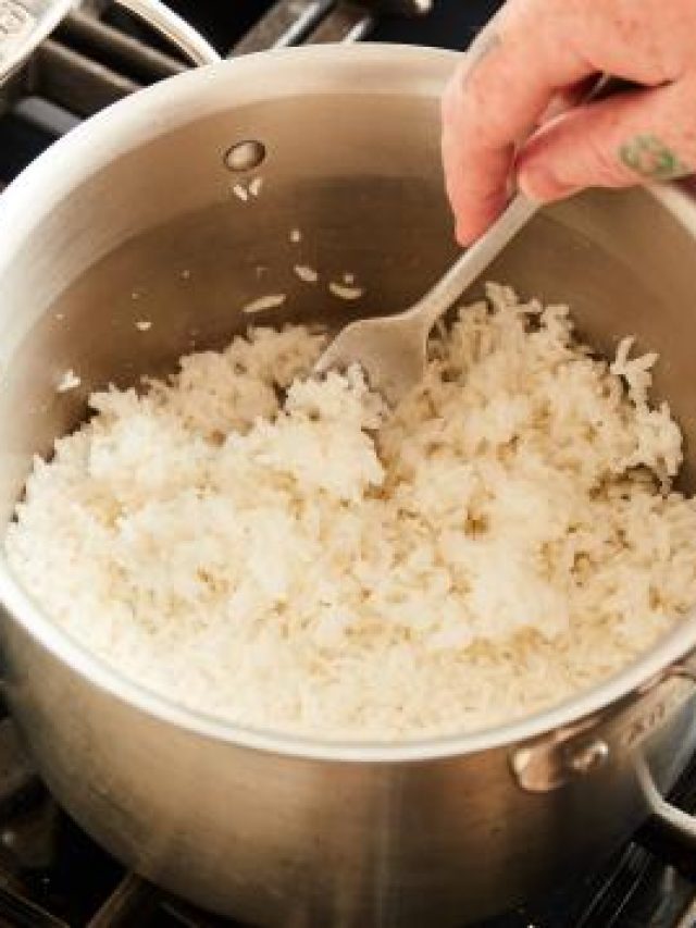 রোজ ফ্রিজের ঠান্ডা ভাত গরম করে খাচ্ছেন! কী হয় জানেন?