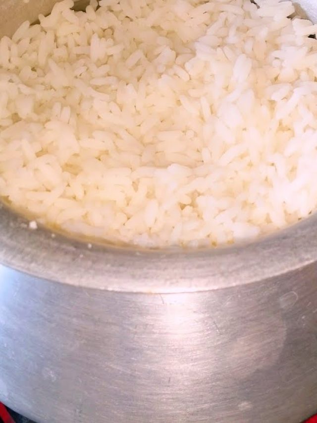 কতক্ষণ চাল ফোটালে তা ভাত হবে? জেনে নিন নতুন রাঁধুনীরা