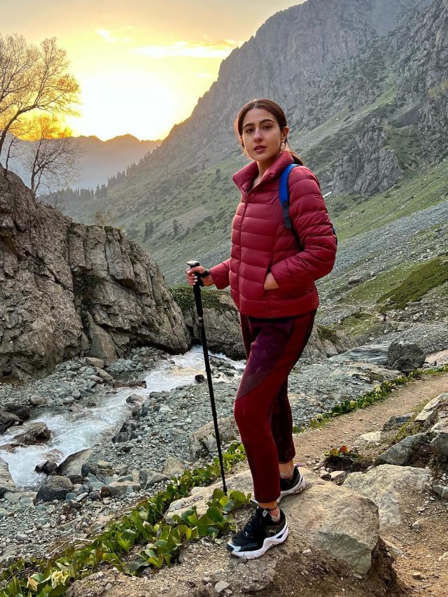 सारा दे रहीं पैपराजी को पोज..लेकिन बूढ़े अंकल ने किया मना, छीनने लगे फोन...देखें VIDEO