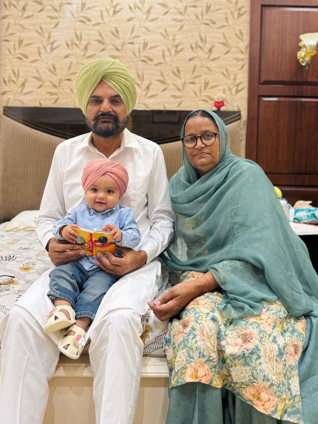 सिद्धू मूसेवाला से मिलती है छोटे भाई की शक्ल, पेरेंट्स ने दिखाई बेटे की झलक, PHOTO