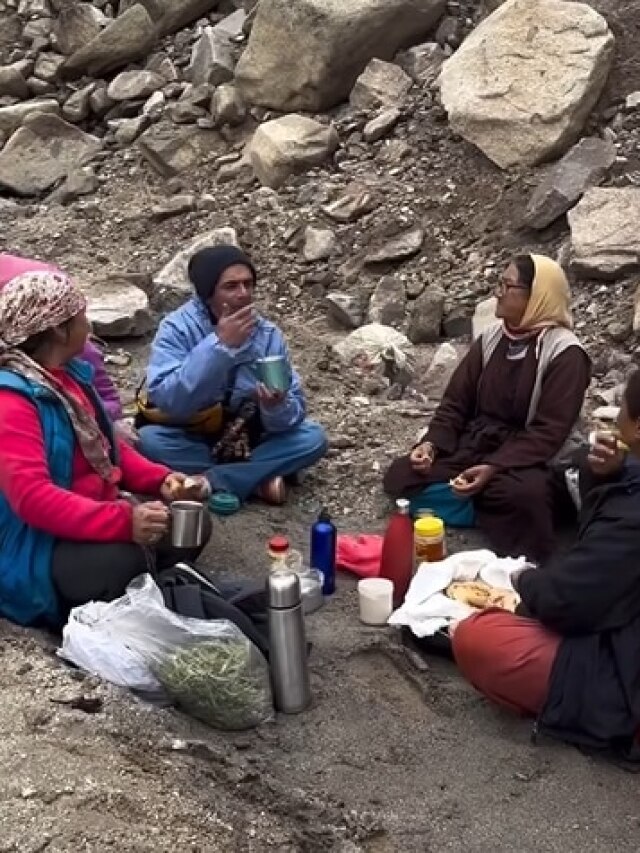 सड़क किनारे बैठकर खाना खा रहा करोड़पति एक्टर, मजदूरों संग मारी गप्पे, फैंस हैरान