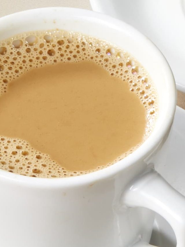 পারফেক্ট চা বানাতে ঠিক কখন দুধ দেবেন? বিখ্যাত চাওয়ালার টিপস