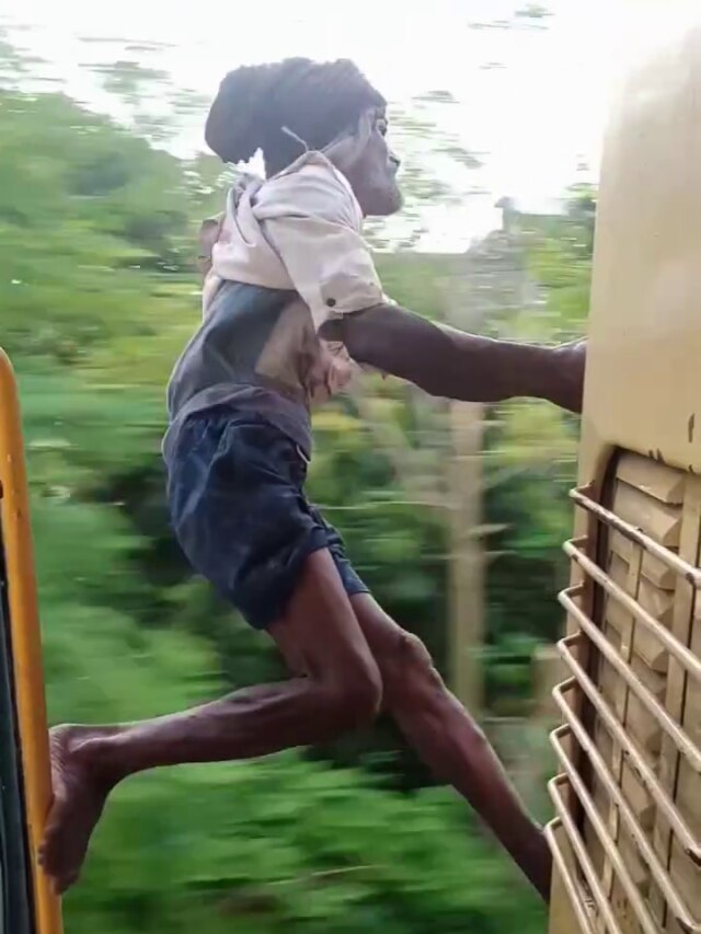 ट्रेन के दरवाजे पर बुजुर्ग का खतरनाक स्टंट, शो बाजी में मौत से खिलवाड़ , VIDEO