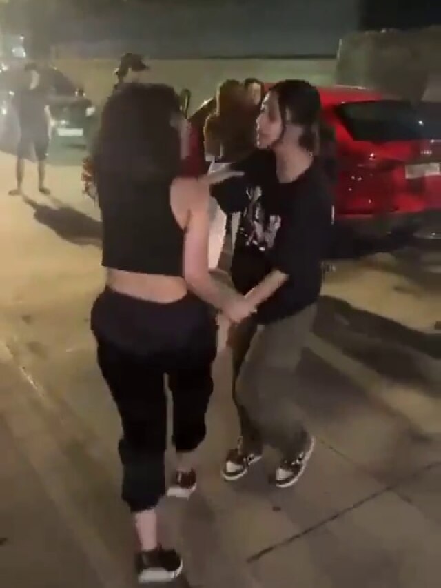 पक्की सहेलियों को हुआ एक ही लड़के से प्यार, एक ने किया KISS तो सड़क पर चले लात घूंसे